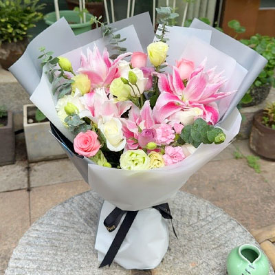 南宁9朵玫瑰混搭百合，爱恋纯真无邪